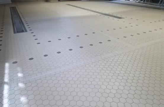 Keramischer Industrieboden mit Entwässerungsrinne als Referenzfläche von Hexagon Säurebau