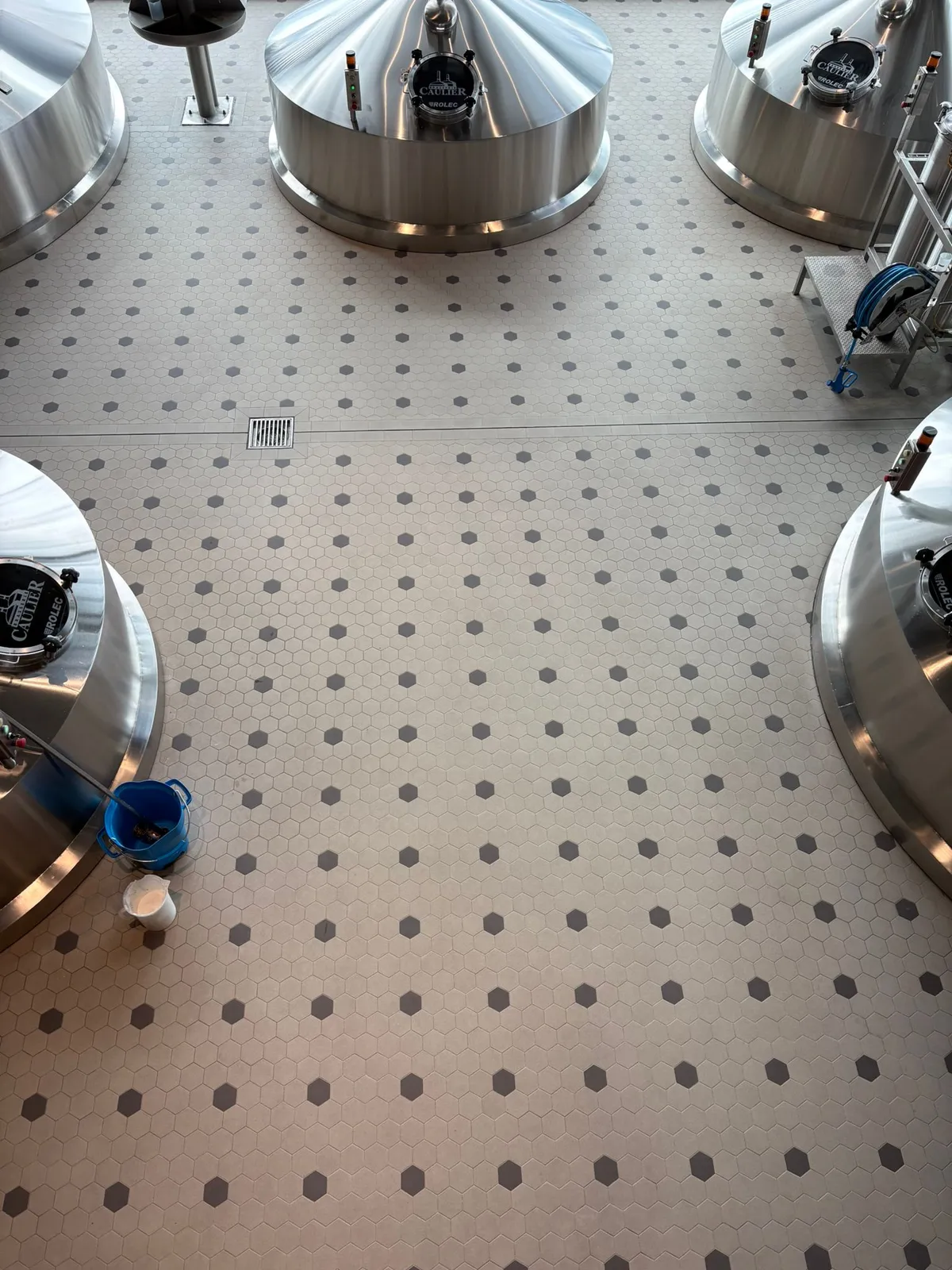 Gärtanks einer Brauerei auf keramischem Sechskant-Industrieboden mit Bodenablauf