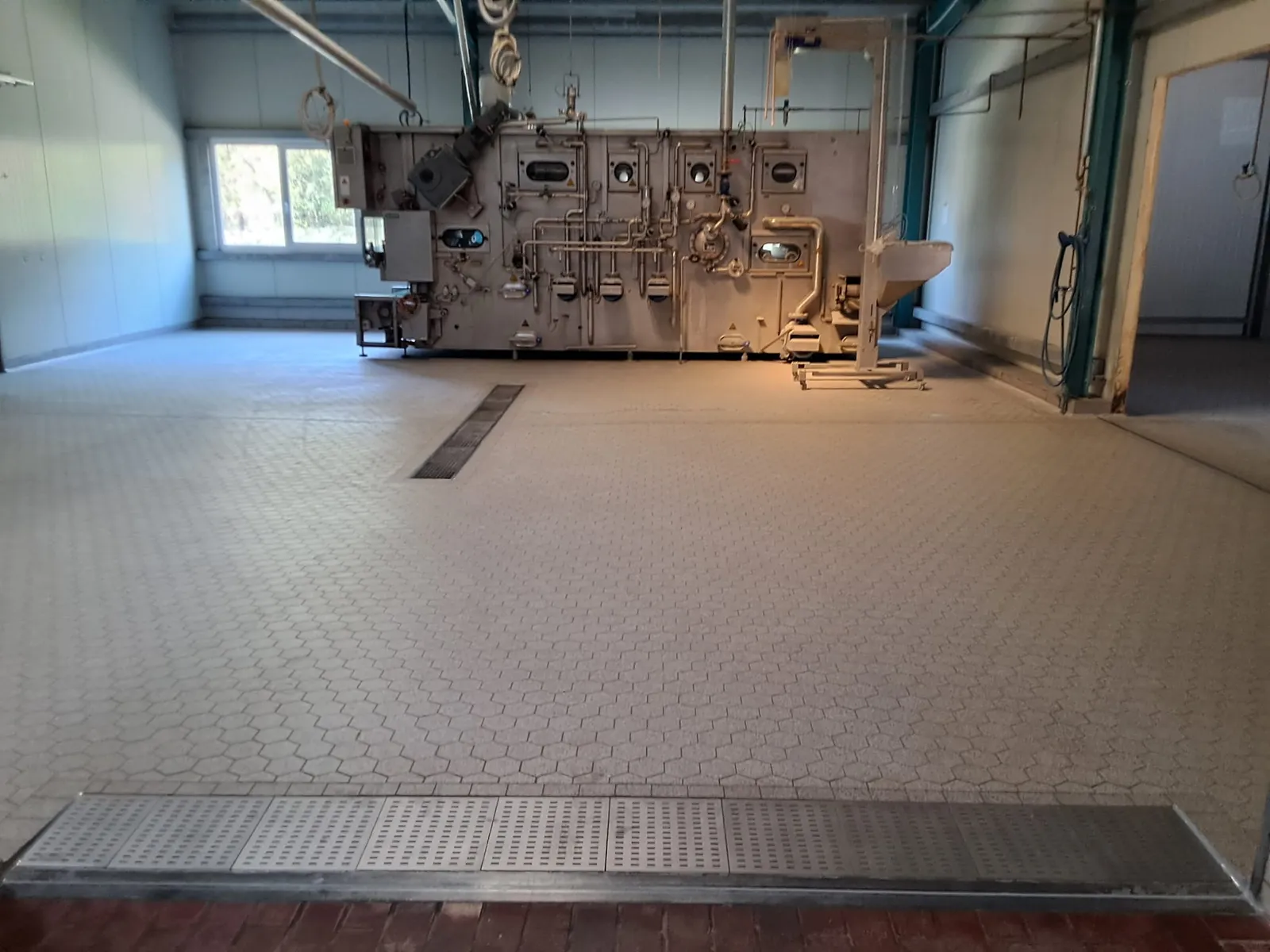 Chemieresistenter Industrieboden unter einer Produktionsanlage in der Chemieindustrie